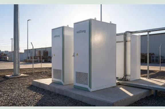 Zwei Batteriespeicherschränke Voltfang 3 auf einem Betonfundament